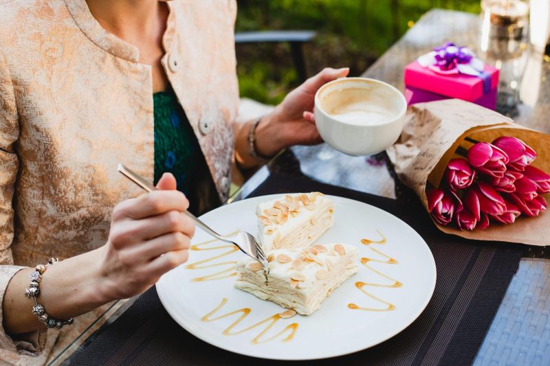 What Really Happens at a Wedding Cake Tasting?